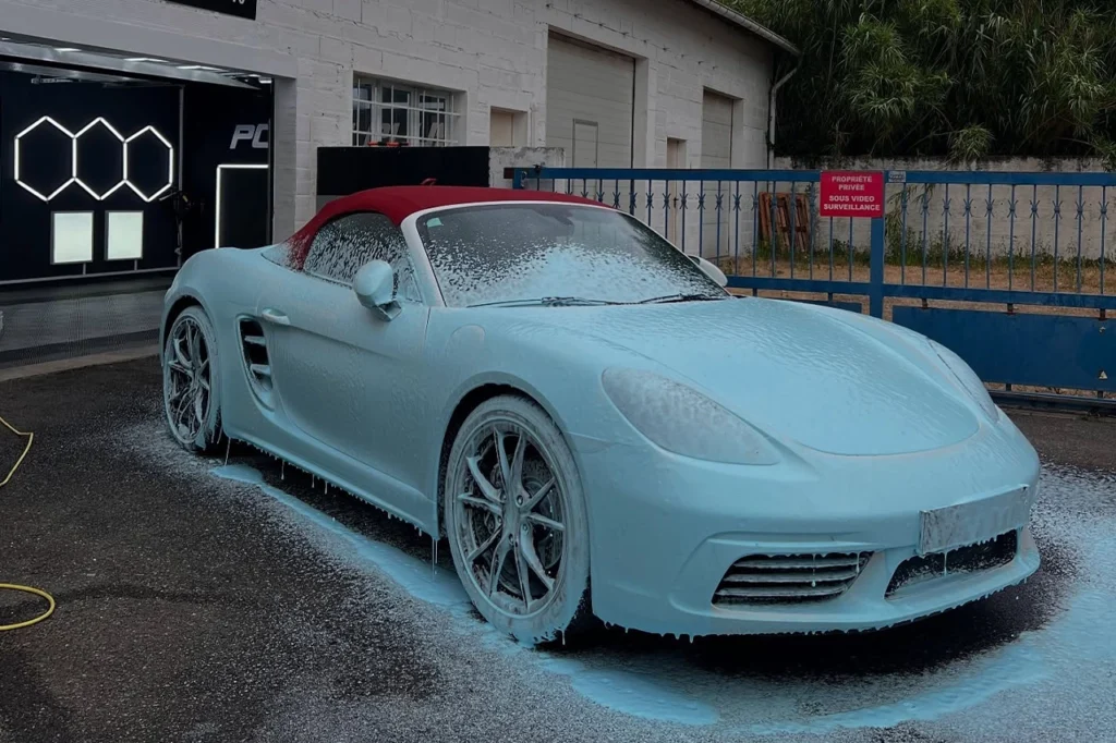 Porsche pendant un nettoyage voiture Toulouse à la mousse en extérieur