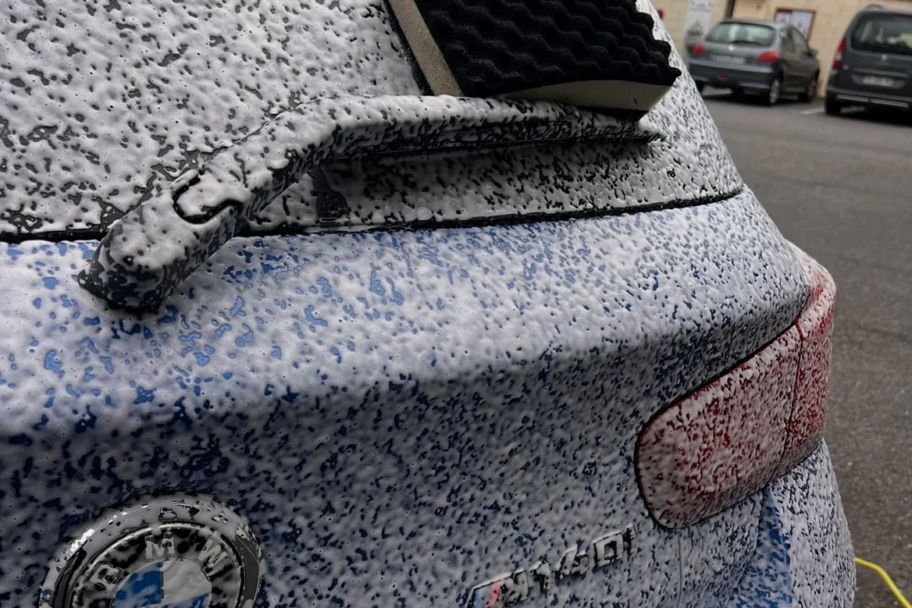 Lavage voiture Toulouse d’une BMW bleue recouverte de mousse