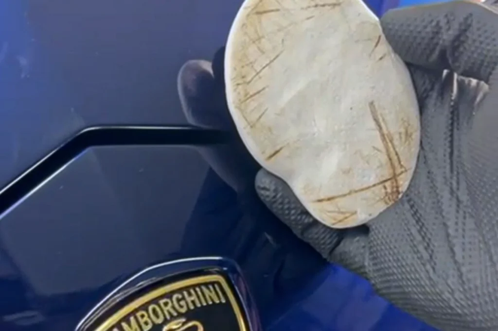 Décontamination voiture sur une Lamborghini bleue pour un nettoyage en profondeur