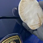 Décontamination voiture sur une Lamborghini bleue pour un nettoyage en profondeur