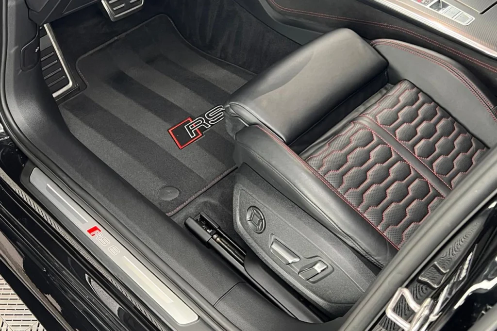 Nettoyage intérieur voiture Toulouse avec aspirateur et produits professionnels