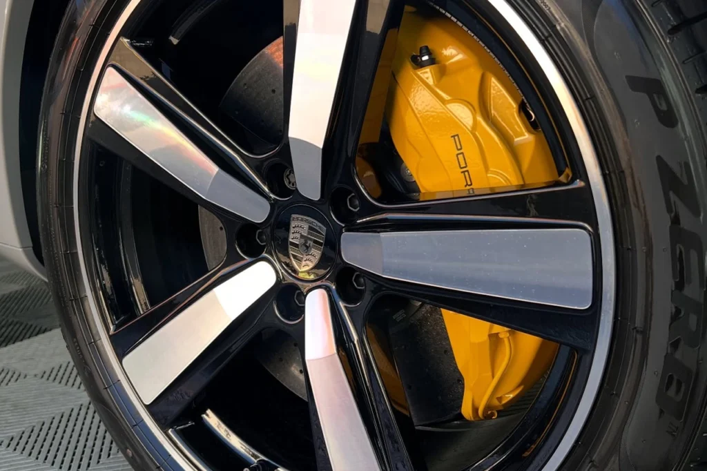 Nettoyage voiture : jante de Porsche soigneusement nettoyée et brillante