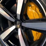 Nettoyage voiture : jante de Porsche soigneusement nettoyée et brillante